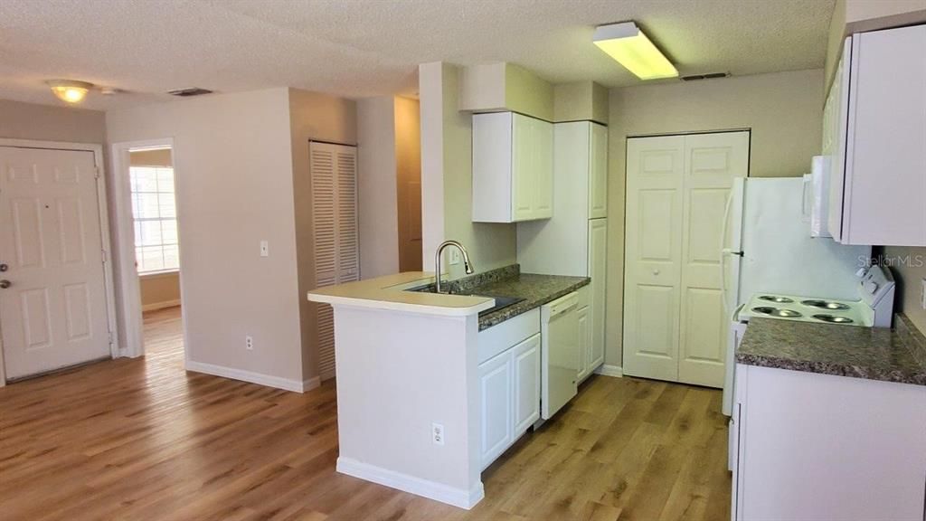 Под контрактом: $129,900 (2 спален, 2 ванн, 934 Квадратных фут)