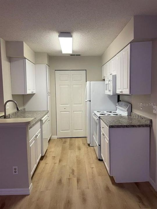 Под контрактом: $129,900 (2 спален, 2 ванн, 934 Квадратных фут)