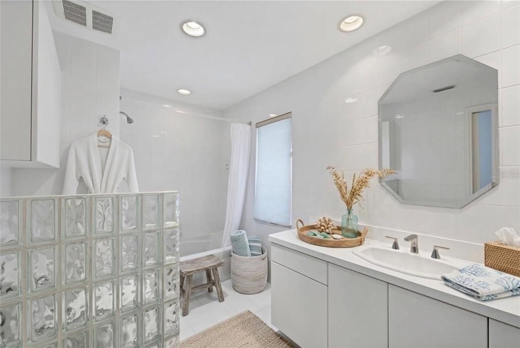 Activo con contrato: $1,690,000 (3 camas, 2 baños, 2262 Pies cuadrados)