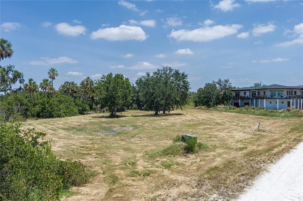 En Venta: $330,000 (1.28 acres)