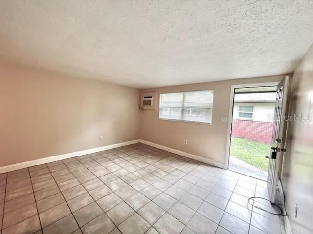 Activo con contrato: $359,000 (4 camas, 0 baños, 1296 Pies cuadrados)