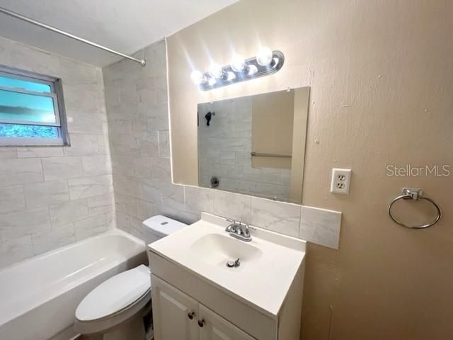 Activo con contrato: $359,000 (4 camas, 0 baños, 1296 Pies cuadrados)