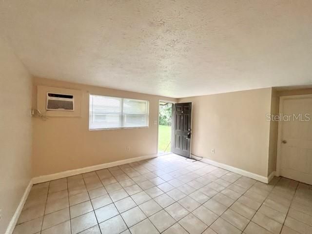 Activo con contrato: $359,000 (4 camas, 0 baños, 1296 Pies cuadrados)
