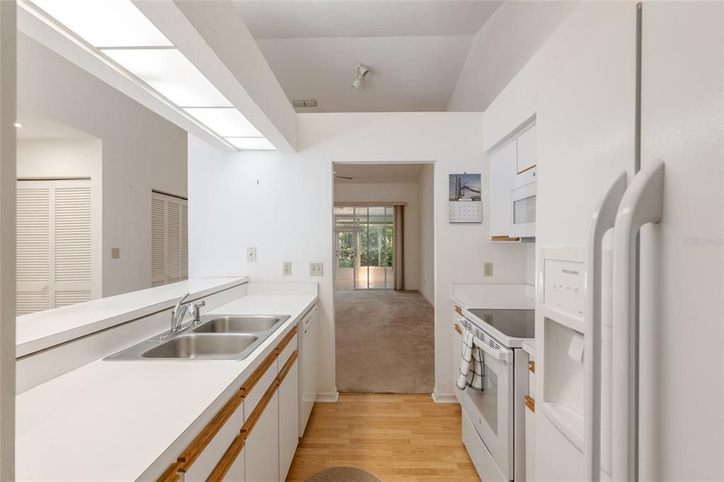 For Sale: $199,000 (2 beds, 2 baths, 1406 Square Feet)