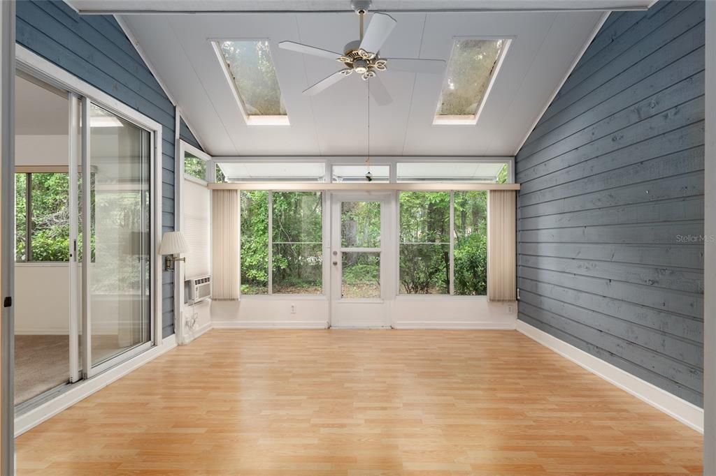 For Sale: $199,000 (2 beds, 2 baths, 1406 Square Feet)