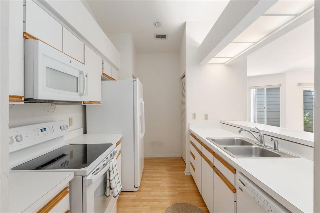 For Sale: $199,000 (2 beds, 2 baths, 1406 Square Feet)