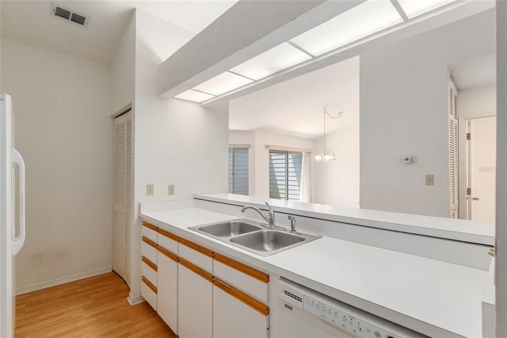 For Sale: $199,000 (2 beds, 2 baths, 1406 Square Feet)