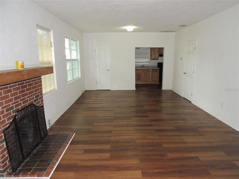 待售: $179,900 (3 贝兹, 1 浴室, 1036 平方英尺)