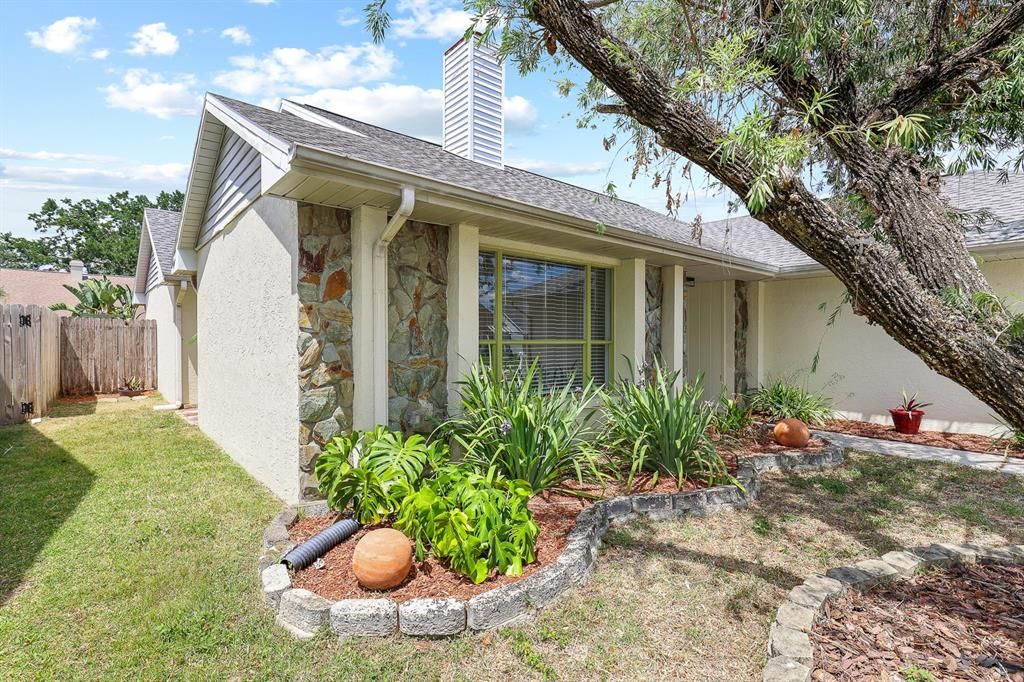 Active With Contract: $365,000 (3 beds, 2 baths, 1729 Square Feet)