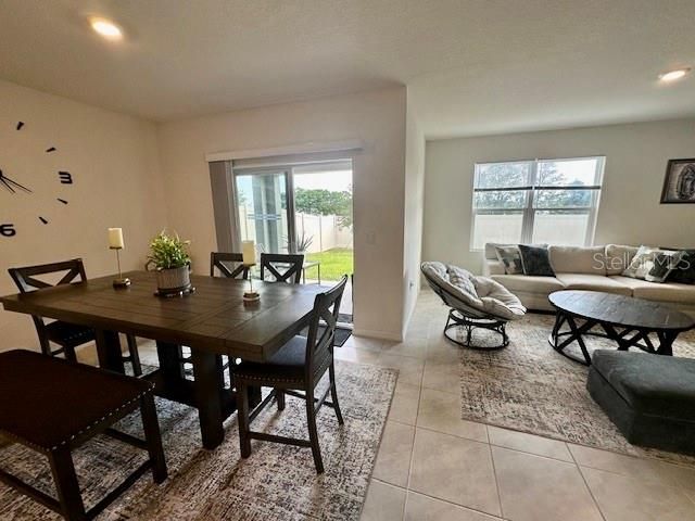 Под контрактом: $279,900 (4 спален, 2 ванн, 1867 Квадратных фут)