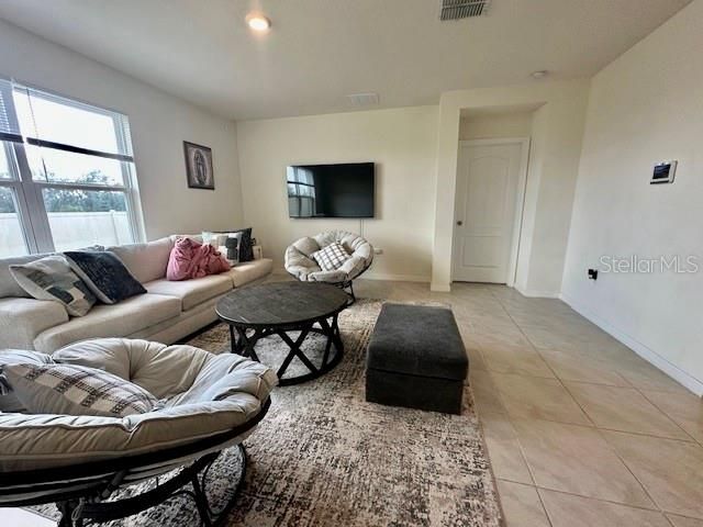 Под контрактом: $279,900 (4 спален, 2 ванн, 1867 Квадратных фут)