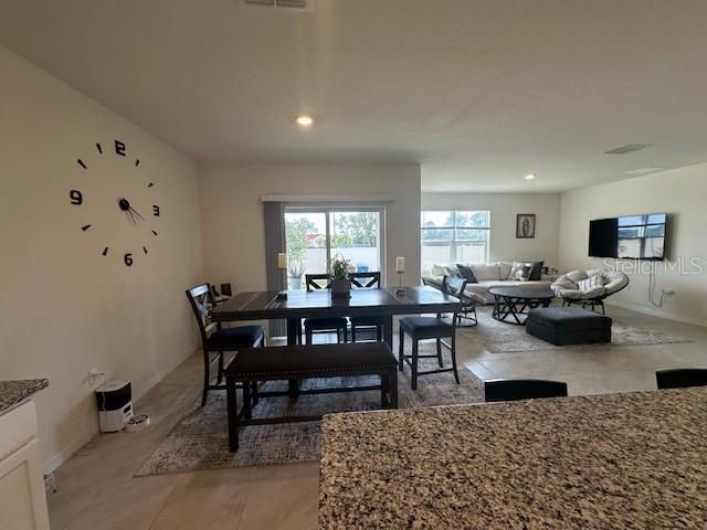 Под контрактом: $279,900 (4 спален, 2 ванн, 1867 Квадратных фут)