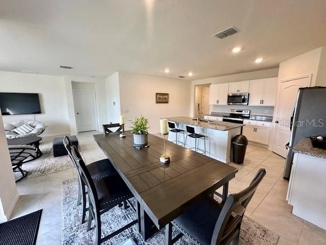 Под контрактом: $279,900 (4 спален, 2 ванн, 1867 Квадратных фут)