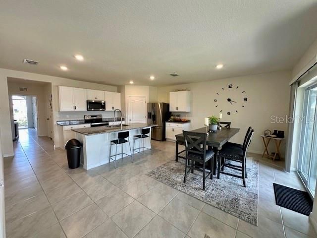 Под контрактом: $279,900 (4 спален, 2 ванн, 1867 Квадратных фут)