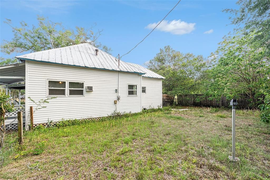 Active With Contract: $99,000 (3 beds, 1 baths, 816 Square Feet)