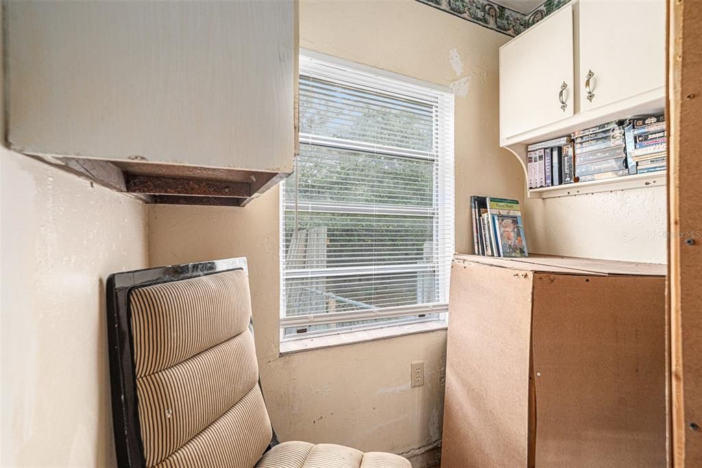 Active With Contract: $99,000 (3 beds, 1 baths, 816 Square Feet)