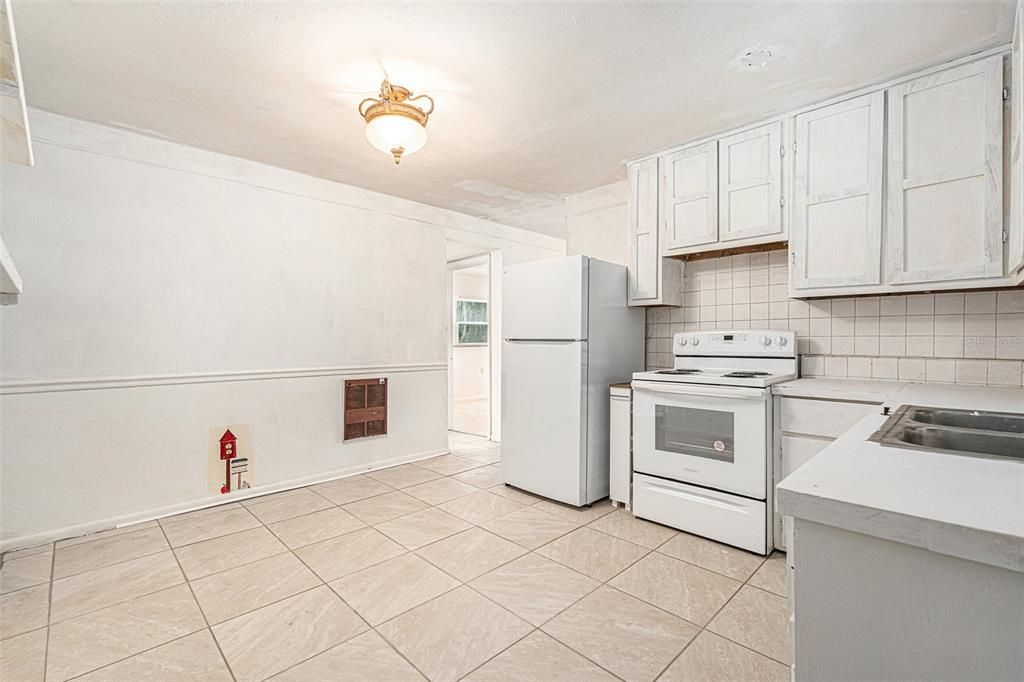 Active With Contract: $99,000 (3 beds, 1 baths, 816 Square Feet)