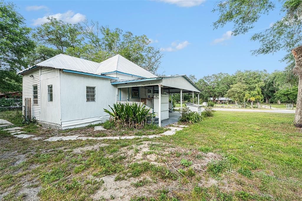 Active With Contract: $99,000 (3 beds, 1 baths, 816 Square Feet)