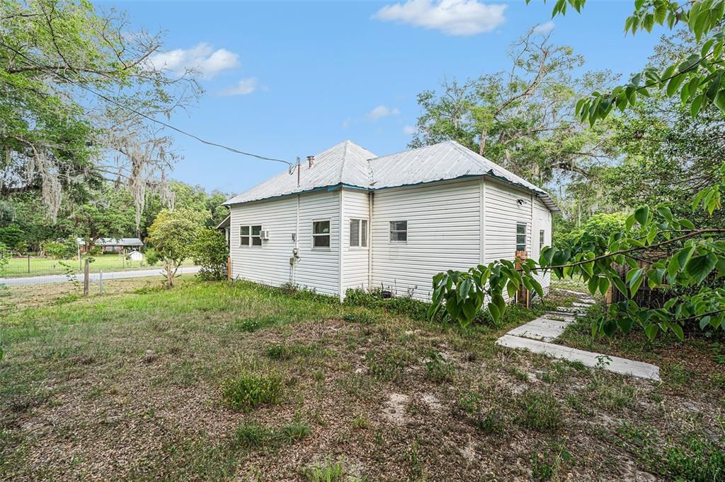 Active With Contract: $99,000 (3 beds, 1 baths, 816 Square Feet)