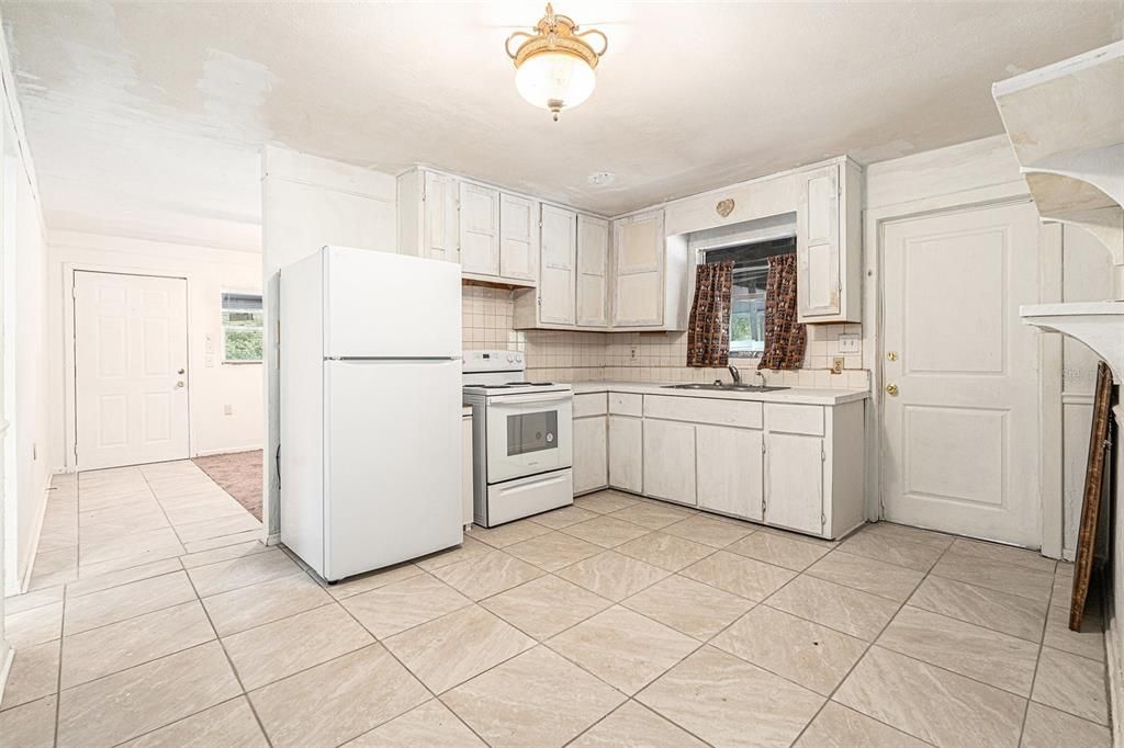 Active With Contract: $99,000 (3 beds, 1 baths, 816 Square Feet)