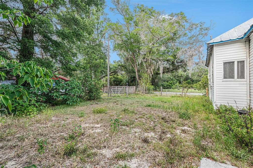 Active With Contract: $99,000 (3 beds, 1 baths, 816 Square Feet)