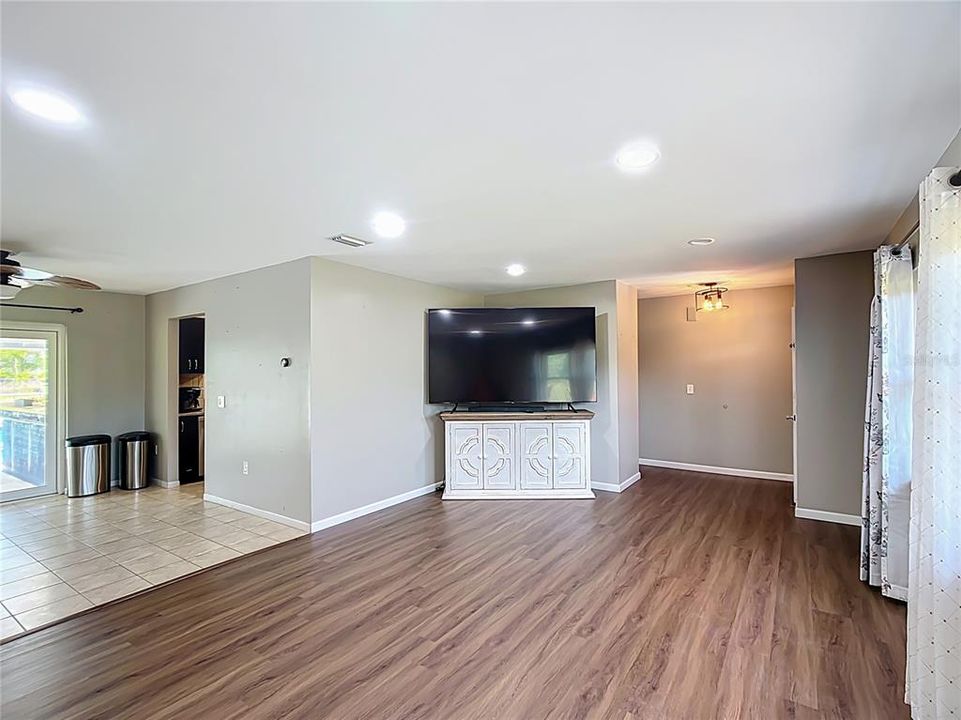 На продажу: $369,900 (3 спален, 2 ванн, 1764 Квадратных фут)