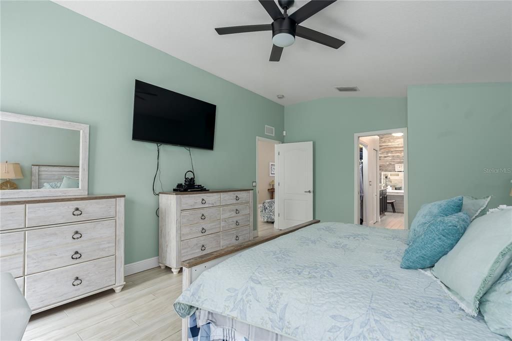 For Sale: $413,500 (3 beds, 2 baths, 1713 Square Feet)