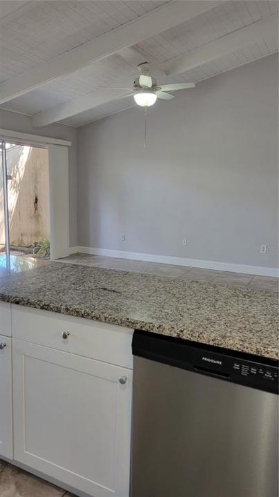 Под контрактом: $1,400 (2 спален, 1 ванн, 847 Квадратных фут)