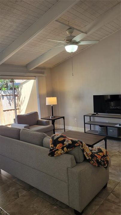 Под контрактом: $1,400 (2 спален, 1 ванн, 847 Квадратных фут)