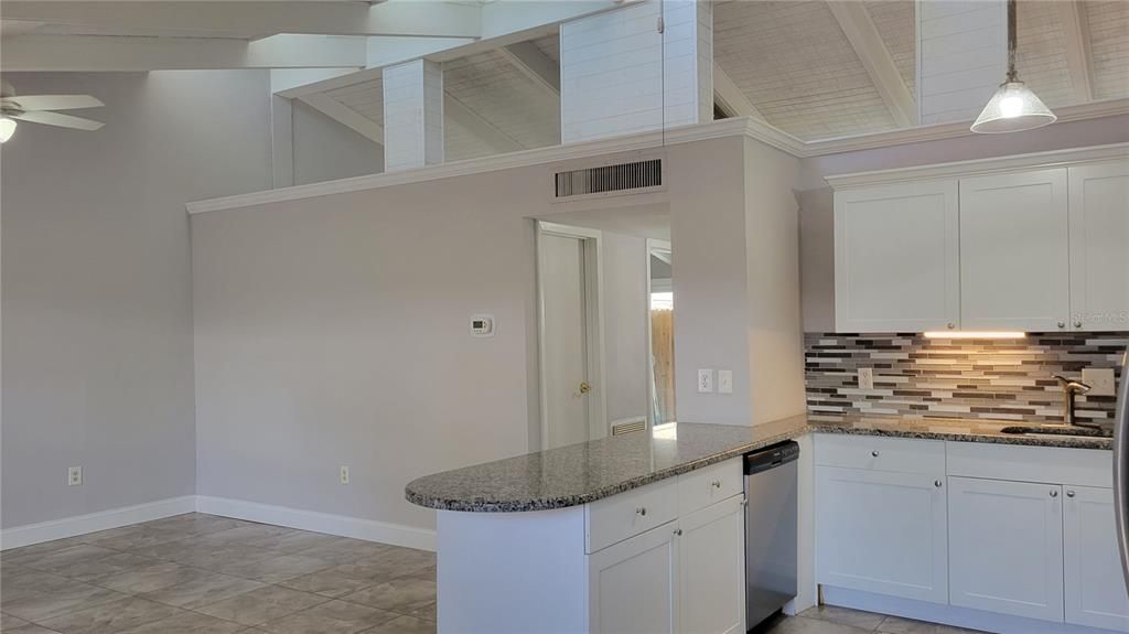 Под контрактом: $1,400 (2 спален, 1 ванн, 847 Квадратных фут)