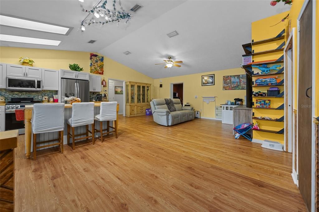 En Venta: $295,000 (3 camas, 2 baños, 1883 Pies cuadrados)