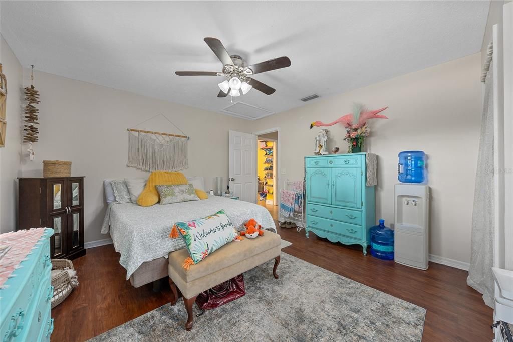 En Venta: $295,000 (3 camas, 2 baños, 1883 Pies cuadrados)