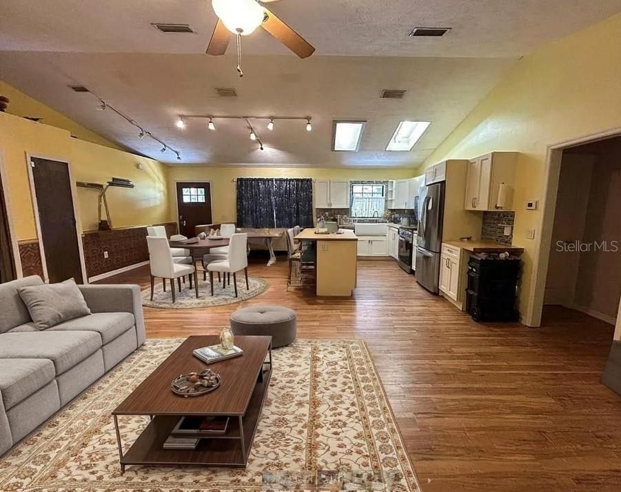 En Venta: $295,000 (3 camas, 2 baños, 1883 Pies cuadrados)