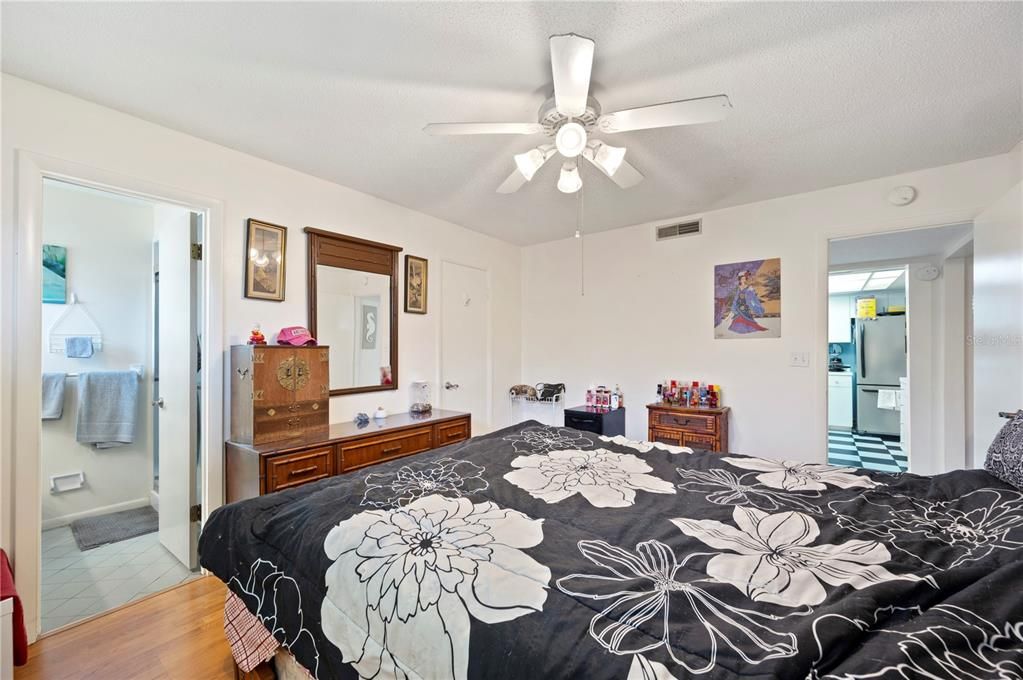 For Sale: $155,000 (2 beds, 2 baths, 1176 Square Feet)