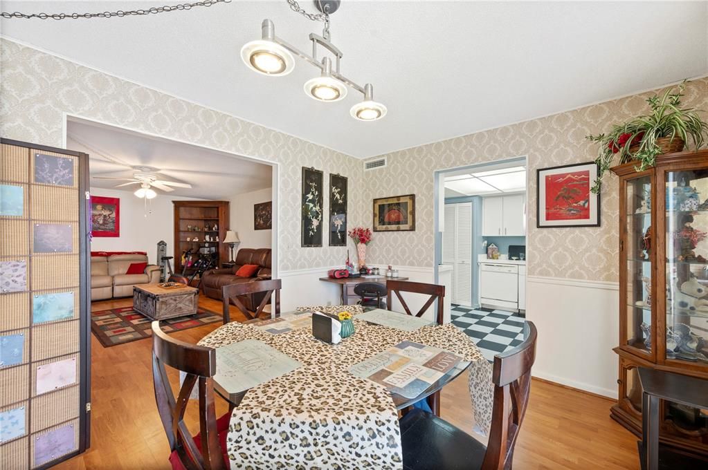 For Sale: $155,000 (2 beds, 2 baths, 1176 Square Feet)