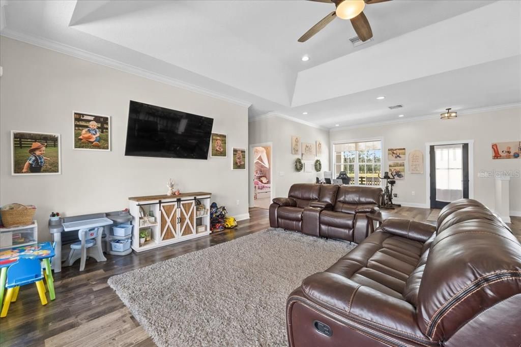 For Sale: $5,500,000 (6 beds, 5 baths, 6972 Square Feet)