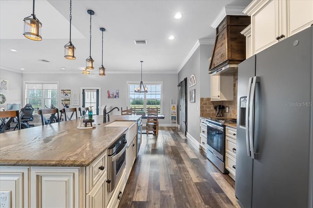 For Sale: $5,500,000 (6 beds, 5 baths, 6972 Square Feet)