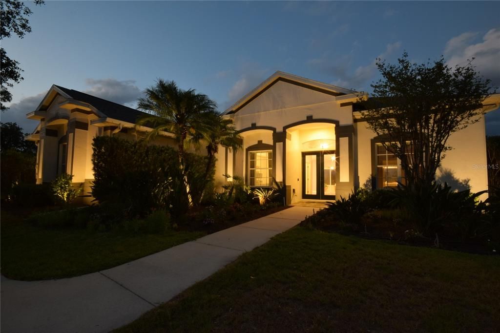 For Sale: $839,000 (5 beds, 3 baths, 2595 Square Feet)