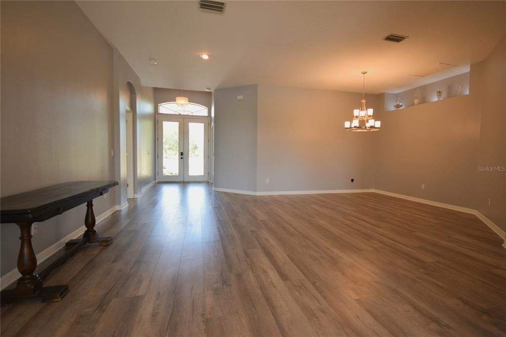 For Sale: $839,000 (5 beds, 3 baths, 2595 Square Feet)