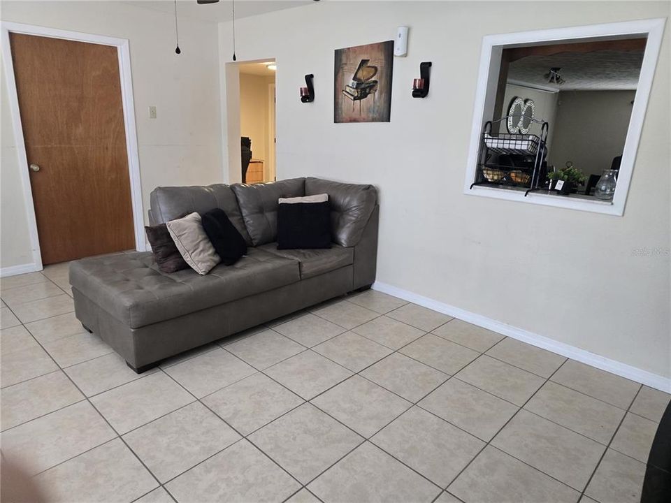 For Sale: $280,000 (5 beds, 2 baths, 1684 Square Feet)