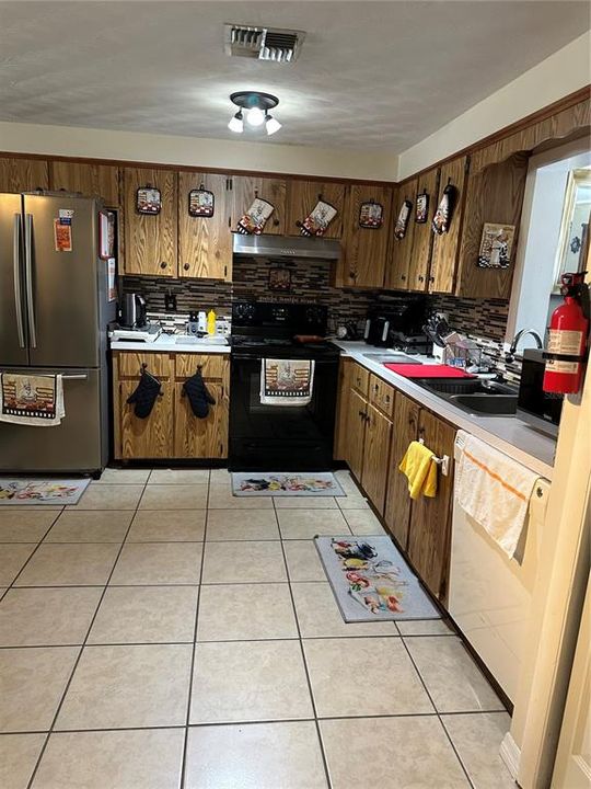 For Sale: $280,000 (5 beds, 2 baths, 1684 Square Feet)