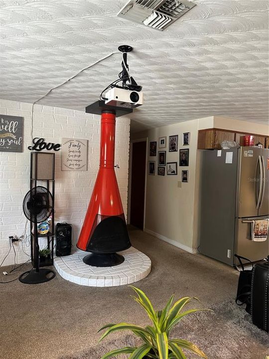 For Sale: $280,000 (5 beds, 2 baths, 1684 Square Feet)