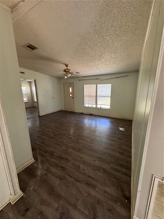 合同活跃: $169,900 (3 贝兹, 2 浴室, 1404 平方英尺)