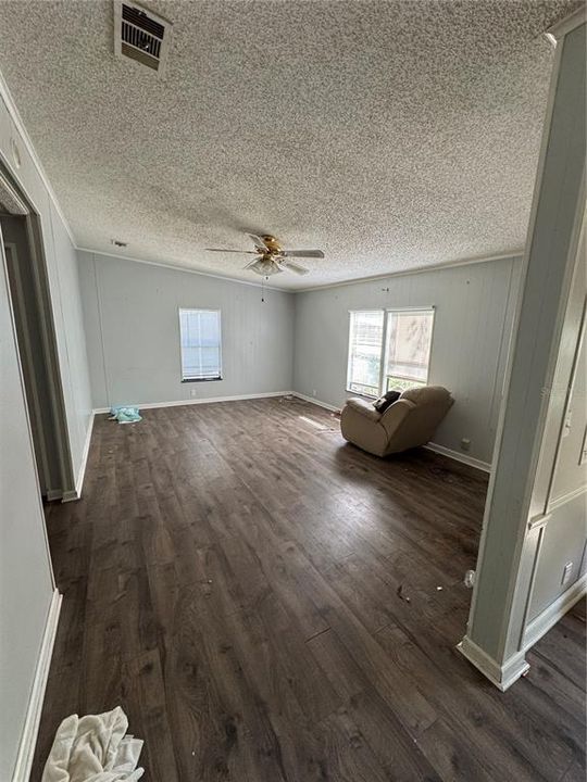 合同活跃: $169,900 (3 贝兹, 2 浴室, 1404 平方英尺)