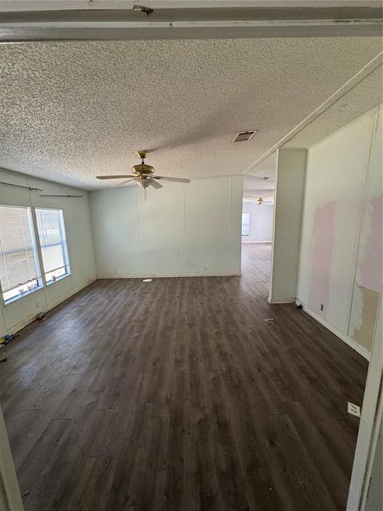 合同活跃: $169,900 (3 贝兹, 2 浴室, 1404 平方英尺)