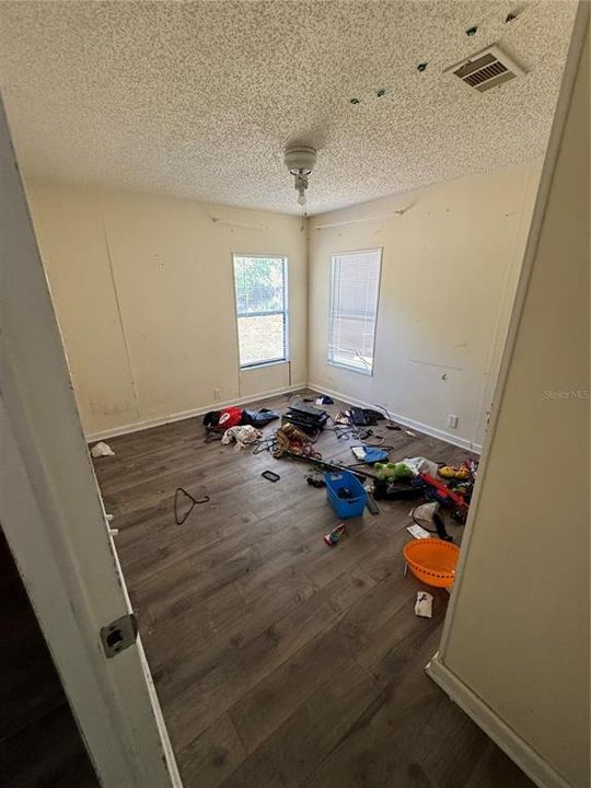 合同活跃: $169,900 (3 贝兹, 2 浴室, 1404 平方英尺)