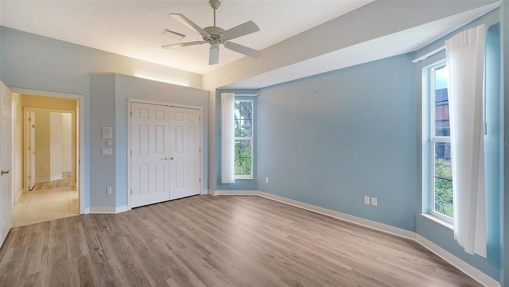 Под контрактом: $1,050,000 (3 спален, 3 ванн, 3021 Квадратных фут)