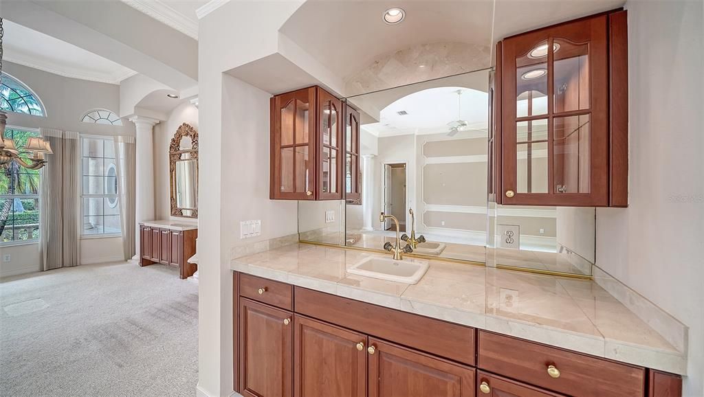 Под контрактом: $1,050,000 (3 спален, 3 ванн, 3021 Квадратных фут)