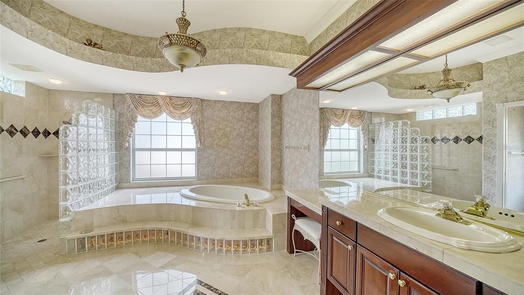 Под контрактом: $1,050,000 (3 спален, 3 ванн, 3021 Квадратных фут)