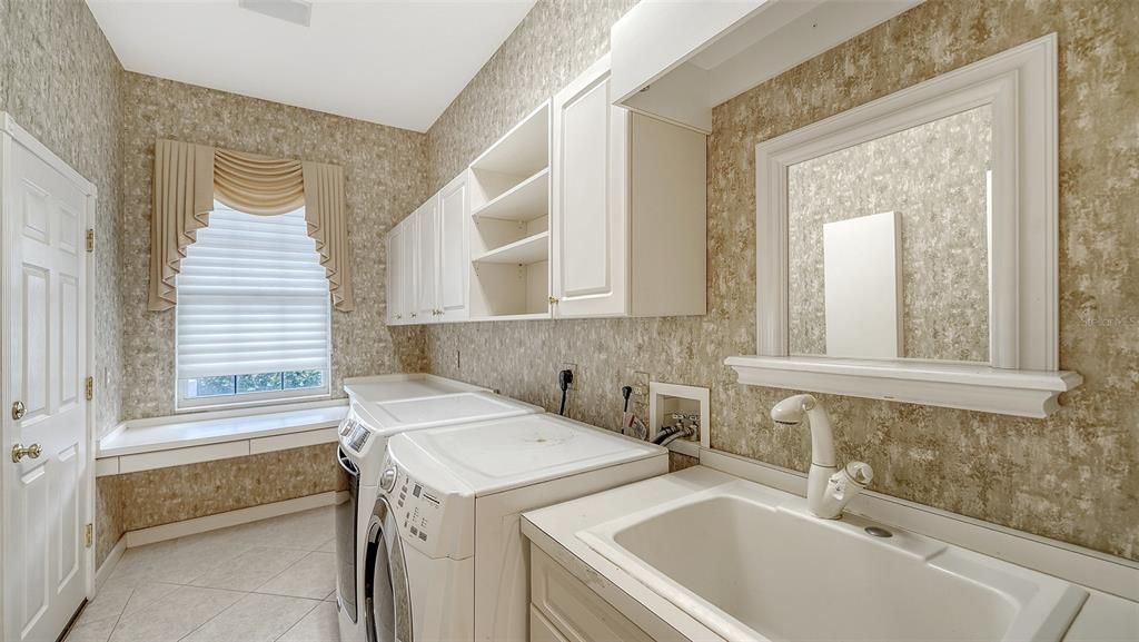 Под контрактом: $1,050,000 (3 спален, 3 ванн, 3021 Квадратных фут)